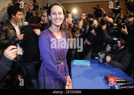 Die französische Sozialistin Segolene Royal bei einer Pressekonferenz am 25. November 2008 im Mutualiten-Gebäude in Paris. Martine Aubry, eine ehemalige Arbeitsministerin, die Frankreich die 35-Stunden-Woche brachte, wurde nach einem zerquetschenden und hauchdünnen Wettbewerb mit ihrem Rivalen Segolene Royal als Vorsitzende der Sozialistischen Partei bestätigt. Foto von Mousse-Taamallah/ABACAPRESS.COM Stockfoto