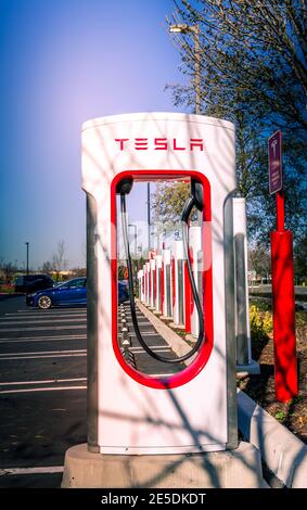 Fremont, CA, USA - 20. Januar 2021: Tesla Supercharger für Elektroautos. Tesla ist ein amerikanisches Unternehmen für Elektrofahrzeuge und saubere Energie mit Sitz in Pa Stockfoto