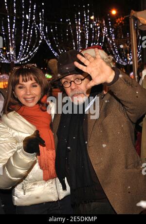 Victoria Abril und Jean-Michel Rives nehmen an der Eröffnung des Weihnachtsmarktes auf der Champs Elysee in Paris, Frankreich am 26. November 2008 Teil. Foto von Giancarlo Gorassini/ABACAPRESS.COM Stockfoto