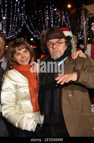 Victoria Abril und Jean-Michel Rives nehmen an der Eröffnung des Weihnachtsmarktes auf der Champs Elysee in Paris, Frankreich am 26. November 2008 Teil. Foto von Giancarlo Gorassini/ABACAPRESS.COM Stockfoto