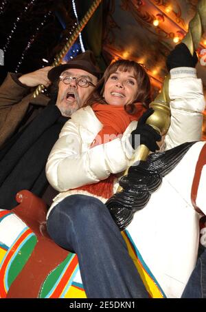 Victoria Abril und Jean-Michel Rives nehmen an der Eröffnung des Weihnachtsmarktes auf der Champs Elysee in Paris, Frankreich am 26. November 2008 Teil. Foto von Giancarlo Gorassini/ABACAPRESS.COM Stockfoto