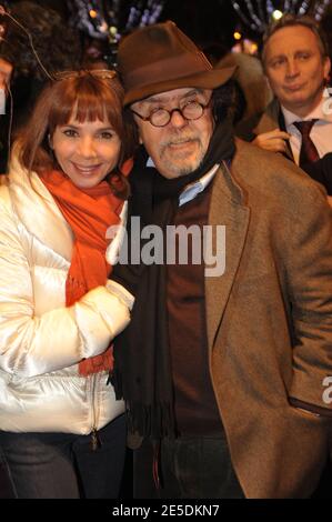 Victoria Abril und Jean-Michel Rives nehmen an der Eröffnung des Weihnachtsmarktes auf der Champs Elysee in Paris, Frankreich am 26. November 2008 Teil. Foto von Giancarlo Gorassini/ABACAPRESS.COM Stockfoto