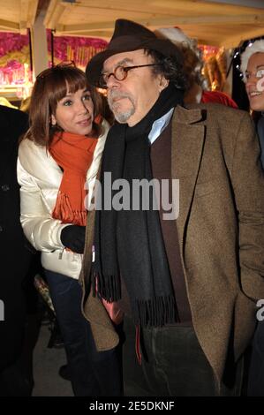 Victoria Abril und Jean-Michel Rives nehmen an der Eröffnung des Weihnachtsmarktes auf der Champs Elysee in Paris, Frankreich am 26. November 2008 Teil. Foto von Giancarlo Gorassini/ABACAPRESS.COM Stockfoto