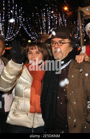 Victoria Abril und Jean-Michel Rives nehmen an der Eröffnung des Weihnachtsmarktes auf der Champs Elysee in Paris, Frankreich am 26. November 2008 Teil. Foto von Giancarlo Gorassini/ABACAPRESS.COM Stockfoto