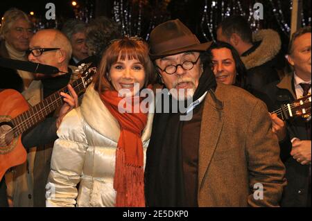 Victoria Abril und Jean-Michel Rives nehmen an der Eröffnung des Weihnachtsmarktes auf der Champs Elysee in Paris, Frankreich am 26. November 2008 Teil. Foto von Giancarlo Gorassini/ABACAPRESS.COM Stockfoto