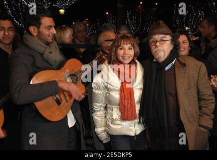 Victoria Abril und Jean-Michel Rives nehmen an der Eröffnung des Weihnachtsmarktes auf der Champs Elysee in Paris, Frankreich am 26. November 2008 Teil. Foto von Giancarlo Gorassini/ABACAPRESS.COM Stockfoto