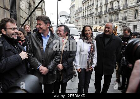 Der gescheiterte sozialistische Präsidentschaftskandidat Segolene Royal verlässt zusammen mit dem (L-R) sozialistischen Europaabgeordneten Vincent Peillon, Senator Noel Guerini und Dijons sozialistischem Bürgermeister Francois Rebsamen das Hauptquartier der Sozialistischen Partei nach einem Treffen mit der neu gewählten Ministerpräsidentin der Sozialistischen Partei Martine Aubry am 29. November 2008 in Paris, Frankreich. Foto von Mousse/ABACAPRESS.COM Stockfoto