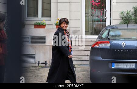 Die neu gewählte Sozialistische Partei-Premierministerin Martine Aubry verlässt das Parteihauptquartier nach einem Treffen mit dem gescheiterten Präsidentschaftskandidaten Segolene Royal am 29. November 2008 in Paris, Frankreich. Foto von Mousse/ABACAPRESS.COM Stockfoto