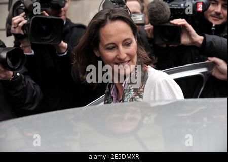 Der gescheiterte sozialistische Präsidentschaftskandidat Segolene Royal verlässt das Hauptquartier der Sozialistischen Partei nach einem Treffen mit der neu gewählten Ministerpräsidentin der Sozialistischen Partei Martine Aubry am 29. November 2008 in Paris, Frankreich. Foto von Mousse/ABACAPRESS.COM Stockfoto