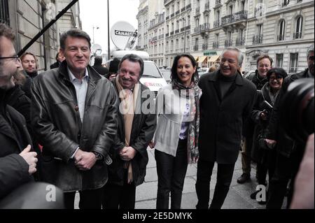 Der gescheiterte sozialistische Präsidentschaftskandidat Segolene Royal verlässt zusammen mit dem (L-R) sozialistischen Europaabgeordneten Vincent Peillon, Senator Noel Guerini und Dijons sozialistischem Bürgermeister Francois Rebsamen das Hauptquartier der Sozialistischen Partei nach einem Treffen mit der neu gewählten Ministerpräsidentin der Sozialistischen Partei Martine Aubry am 29. November 2008 in Paris, Frankreich. Foto von Mousse/ABACAPRESS.COM Stockfoto