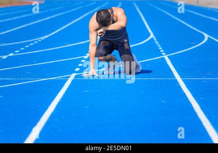 Müde Sportmann erschöpft Atmung nach dem Laufen und Training Stockfoto