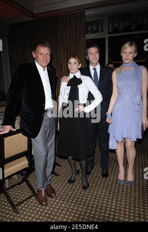 Patrick Poivre d'Arvor und seine Freundin Anna Sherbinina, Clotilde Courau, SAS Prinz Emmanuel Philibert von Savoie bei der Charity Party 'Dessine-moi un mouton', die am 1. Dezember 2008 im Pavillon Le Doyen in Paris, Frankreich, stattfand. Foto von Thierry Orban/ABACAPRESS.COM Stockfoto