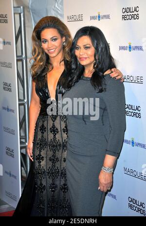 Sängerin/Schauspielerin Beyonce Knowles und Mutter Tina Knowles bei der Premiere von 'Cadillac Records' im AMC Loews 19th Street Theater in New York City, NY, USA am 1. Dezember 2008. Foto von Gregorio Binuya/ABACAPRESS.COM Stockfoto