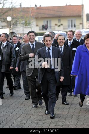 Präsident Nicolas Sarkozy, der am 2. Dezember 2008 im Erasme-Krankenhaus in Antony bei Paris, Frankreich, eintraf. Sarkozy kündigte einen Gesetzesvorschlag zur Reform der Zwangseinweisung in psychiatrische Krankenhäuser an. Foto von Mousse/ABACAPRESS.COM Stockfoto