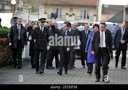 Präsident Nicolas Sarkozy, der am 2. Dezember 2008 im Erasme-Krankenhaus in Antony bei Paris, Frankreich, eintraf. Sarkozy kündigte einen Gesetzesvorschlag zur Reform der Zwangseinweisung in psychiatrische Krankenhäuser an. Foto von Mousse/ABACAPRESS.COM Stockfoto