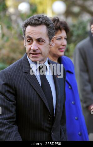 Präsident Nicolas Sarkozy und Roselyne Bachelot kommen am 2. Dezember 2008 im Erasme-Krankenhaus in Antony bei Paris an. Sarkozy kündigte einen Gesetzesvorschlag zur Reform der Zwangseinweisung in psychiatrische Krankenhäuser an. Foto von Mousse/ABACAPRESS.COM Stockfoto