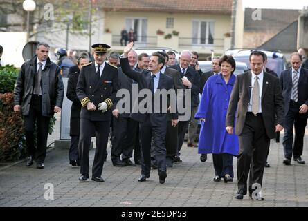 Präsident Nicolas Sarkozy, der am 2. Dezember 2008 im Erasme-Krankenhaus in Antony bei Paris, Frankreich, eintraf. Sarkozy kündigte einen Gesetzesvorschlag zur Reform der Zwangseinweisung in psychiatrische Krankenhäuser an. Foto von Mousse/ABACAPRESS.COM Stockfoto