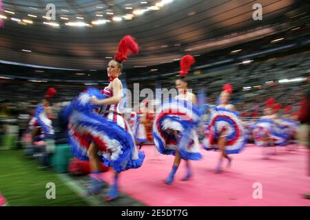Doriss Girls of Moulin Rouge während des europäischen HCup-Spiels Stade Francais gegen Harlekins. Am 6. dezember 2008 in Stade de France bei Paris. Harlekine gewannen 15-10. Foto von Malkon/Cameleon/ABACAPRESS Stockfoto