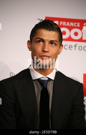 Cristiano Ronaldo von Portgual hält die Trophäe „Ballon D'Or France Football“ während der Pressekonferenz nach der tf1-Fußballshow des französischen Fernsehens ab. Ronaldos Familie war mit Sir Alex Ferguson, dem Manager von Manchester United, dort. In Issy-les-Moulineaux bei Paris, Frankreich am 7. Dezember 2008. Foto von Denis Guignebourg/Cameleon/ABACAPRESS.COM Stockfoto