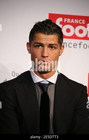 Cristiano Ronaldo von Portgual hält die Trophäe „Ballon D'Or France Football“ während der Pressekonferenz nach der tf1-Fußballshow des französischen Fernsehens ab. Ronaldos Familie war mit Sir Alex Ferguson, dem Manager von Manchester United, dort. In Issy-les-Moulineaux bei Paris, Frankreich am 7. Dezember 2008. Foto von Denis Guignebourg/Cameleon/ABACAPRESS.COM Stockfoto