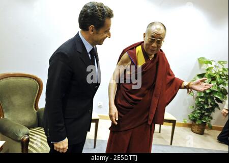 Der französische Präsident Nicolas Sarkozy und Tibets spiritueller Führer Dalai Lama treffen sich am 6. Dezember 2008 in Danzig, Polen. Nicolas Sarkozy ist zu einem eintägigen offiziellen Besuch in Polen. Foto von Elodie Gregoire/ABACAPRESS.COM Stockfoto