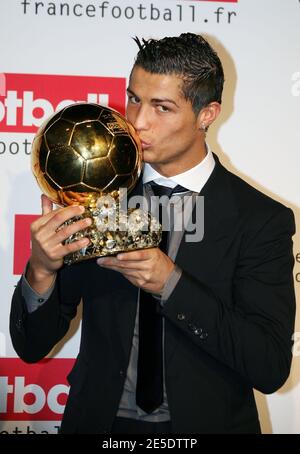 Cristiano Ronaldo von Portgual hält die Trophäe „Ballon D'Or France Football“ während der Pressekonferenz nach der tf1-Fußballshow des französischen Fernsehens ab. Ronaldos Familie war mit Sir Alex Ferguson, dem Manager von Manchester United, dort. In Issy-les-Moulineaux bei Paris, Frankreich am 7. Dezember 2008. Foto von Denis Guignebourg/Cameleon/ABACAPRESS.COM Stockfoto