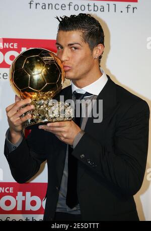 Cristiano Ronaldo von Portgual hält die Trophäe „Ballon D'Or France Football“ während der Pressekonferenz nach der tf1-Fußballshow des französischen Fernsehens ab. Ronaldos Familie war mit Sir Alex Ferguson, dem Manager von Manchester United, dort. In Issy-les-Moulineaux bei Paris, Frankreich am 7. Dezember 2008. Foto von Denis Guignebourg/Cameleon/ABACAPRESS.COM Stockfoto