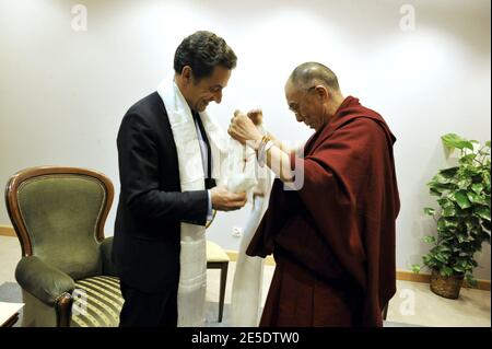 Der französische Präsident Nicolas Sarkozy und Tibets spiritueller Führer Dalai Lama treffen sich am 6. Dezember 2008 in Danzig, Polen. Nicolas Sarkozy ist zu einem eintägigen offiziellen Besuch in Polen. Foto von Elodie Gregoire/ABACAPRESS.COM Stockfoto