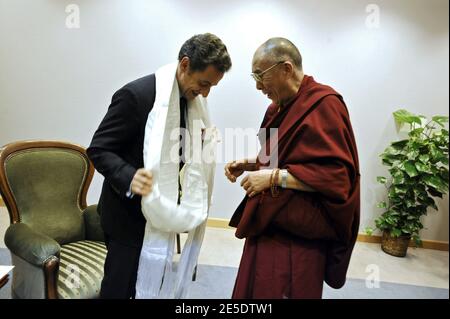 Der französische Präsident Nicolas Sarkozy und Tibets spiritueller Führer Dalai Lama treffen sich am 6. Dezember 2008 in Danzig, Polen. Nicolas Sarkozy ist zu einem eintägigen offiziellen Besuch in Polen. Foto von Elodie Gregoire/ABACAPRESS.COM Stockfoto