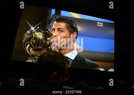 Cristiano Ronaldo von Portgual hält die Trophäe „Ballon D'Or France Football“ während der Pressekonferenz nach der tf1-Fußballshow des französischen Fernsehens ab. Ronaldos Familie war mit Sir Alex Ferguson, dem Manager von Manchester United, dort. In Issy-les-Moulineaux bei Paris, Frankreich am 7. Dezember 2008. Foto von Denis Guignebourg/Cameleon/ABACAPRESS.COM Stockfoto