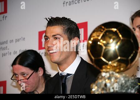 Cristiano Ronaldo von Portgual hält die Trophäe „Ballon D'Or France Football“ während der Pressekonferenz nach der tf1-Fußballshow des französischen Fernsehens ab. Ronaldos Familie war mit Sir Alex Ferguson, dem Manager von Manchester United, dort. In Issy-les-Moulineaux bei Paris, Frankreich am 7. Dezember 2008. Foto von Denis Guignebourg/Cameleon/ABACAPRESS.COM Stockfoto