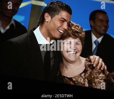 Cristiano Ronaldo von Portgual hält die Trophäe „Ballon D'Or France Football“ während der Pressekonferenz nach der tf1-Fußballshow des französischen Fernsehens ab. Ronaldos Familie war mit Sir Alex Ferguson, dem Manager von Manchester United, dort. In Issy-les-Moulineaux bei Paris, Frankreich am 7. Dezember 2008. Foto von Denis Guignebourg/Cameleon/ABACAPRESS.COM Stockfoto