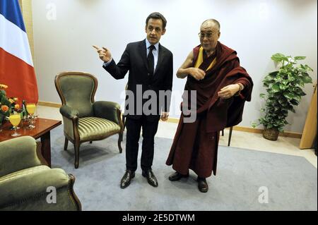 Der französische Präsident Nicolas Sarkozy und Tibets spiritueller Führer Dalai Lama treffen sich am 6. Dezember 2008 in Danzig, Polen. Nicolas Sarkozy ist zu einem eintägigen offiziellen Besuch in Polen. Foto von Elodie Gregoire/ABACAPRESS.COM Stockfoto