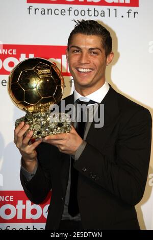 Cristiano Ronaldo von Portgual hält die Trophäe „Ballon D'Or France Football“ während der Pressekonferenz nach der tf1-Fußballshow des französischen Fernsehens ab. Ronaldos Familie war mit Sir Alex Ferguson, dem Manager von Manchester United, dort. In Issy-les-Moulineaux bei Paris, Frankreich am 7. Dezember 2008. Foto von Denis Guignebourg/Cameleon/ABACAPRESS.COM Stockfoto