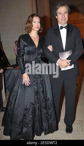 Carole Bouquet und ihr Freund Claudio Costamagna nehmen am 8. Dezember 2008 an der 16. Wohltätigkeitsgala "Nuit de l'Enfance" im Chateau de Versailles in Versailles bei Paris, Frankreich, Teil. Foto von Giancarlo Gorassini/ABACAPRESS.COM Stockfoto