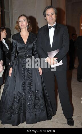 Carole Bouquet und ihr Freund Claudio Costamagna nehmen am 8. Dezember 2008 an der 16. Wohltätigkeitsgala "Nuit de l'Enfance" im Chateau de Versailles in Versailles bei Paris, Frankreich, Teil. Foto von Giancarlo Gorassini/ABACAPRESS.COM Stockfoto