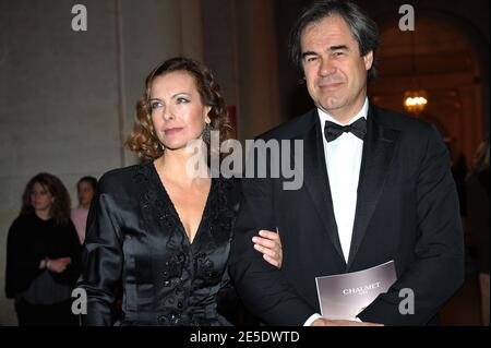 Carole Bouquet und ihr Freund Claudio Costamagna nehmen am 8. Dezember 2008 an der 16. Wohltätigkeitsgala "Nuit de l'Enfance" im Chateau de Versailles in Versailles bei Paris, Frankreich, Teil. Foto von Giancarlo Gorassini/ABACAPRESS.COM Stockfoto
