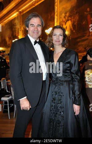 Carole Bouquet und ihr Freund Claudio Costamagna nehmen am 8. Dezember 2008 an der 16. Wohltätigkeitsgala "Nuit de l'Enfance" im Chateau de Versailles in Versailles bei Paris, Frankreich, Teil. Foto von Giancarlo Gorassini/ABACAPRESS.COM Stockfoto