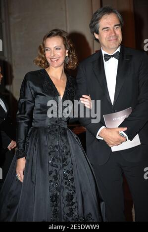 Carole Bouquet und ihr Freund Claudio Costamagna nehmen am 8. Dezember 2008 an der 16. Wohltätigkeitsgala "Nuit de l'Enfance" im Chateau de Versailles in Versailles bei Paris, Frankreich, Teil. Foto von Giancarlo Gorassini/ABACAPRESS.COM Stockfoto