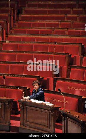 Die französische Ministerin für Gesundheit, Jugend, Sport und Verbände Roselyne Bachelot-Narquin nimmt am 9. Dezember 2008 an einer Arbeitssitzung in der Nationalversammlung in Paris Teil. Foto von Nicolas Gouhier/ABACAPRESS.COM Stockfoto