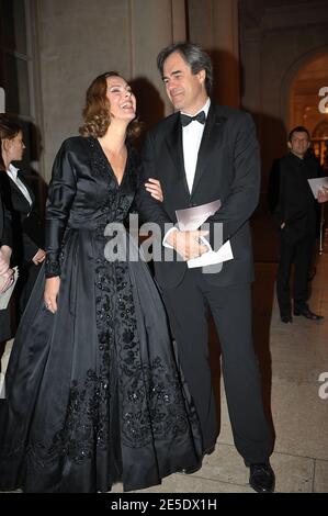 Carole Bouquet und ihr Freund Claudio Costamagna nehmen am 8. Dezember 2008 an der 16. Wohltätigkeitsgala "Nuit de l'Enfance" im Chateau de Versailles in Versailles bei Paris, Frankreich, Teil. Foto von Giancarlo Gorassini/ABACAPRESS.COM Stockfoto