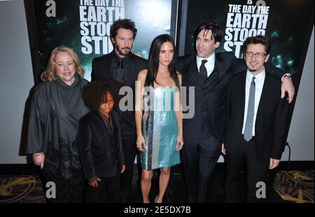 (L-R) die Darsteller Kathy Bates, Jaden Smith, Keanu Reeves, Jennifer Connelly, Jon Hamm und Regisseur Scott Derrickson nehmen an der Premiere von "The Day The Earth Standed Still" Teil, die am 9. Dezember 2008 auf dem AMC Loews Lincoln Square in New York City, NY, USA, stattfand. Foto von Gregorio Binuya/ABACAPRESS.COM Stockfoto