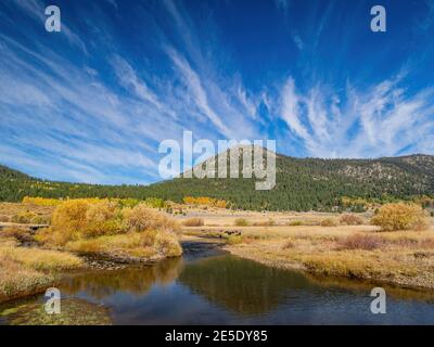 Sonnige Aussicht mit wunderschöner Herbstfarbe entlang des Hope Valley in Lake Tahoe Gegend in Nevada, USA Stockfoto