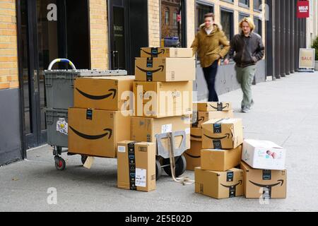NEW YORK, NY -31 JAN 2020- Blick auf Stapel von Amazon.com Kartons und Paketen auf der Straße von Manhattan, New York City, USA. Stockfoto