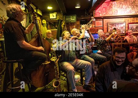 Jazzband spielt Live-Musik im legendären Kölner Club Papa's Joes JazzLokal, während das Publikum rundherum zuschaut und genießt Stockfoto