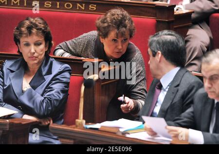 Die französische Ministerin für Gesundheit, Jugend, Sport und Verbände Roselyne Bachelot-Narquin, die Ministerin für Wohnungsbau und Stadtentwicklung Christine Boutin und Premierminister Francois Fillon nehmen am 9. Dezember 2008 an einer Arbeitssitzung in der Nationalversammlung in Paris Teil. Foto von Nicolas Gouhier/ABACAPRESS.COM Stockfoto