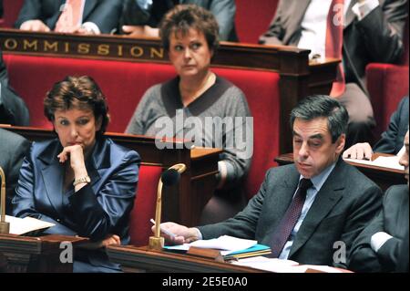 Die französische Ministerin für Gesundheit, Jugend, Sport und Verbände Roselyne Bachelot-Narquin, die Ministerin für Wohnungsbau und Stadtentwicklung Christine Boutin und Premierminister Francois Fillon nehmen am 9. Dezember 2008 an einer Arbeitssitzung in der Nationalversammlung in Paris Teil. Foto von Nicolas Gouhier/ABACAPRESS.COM Stockfoto