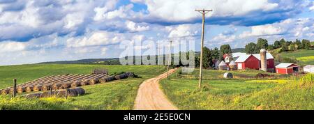 Eine Landstraße, die durch eine Farm auf der Spitze schneidet Ein Grat im ländlichen Ohio Stockfoto