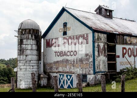 Verblasste Mail Pouch Tabak ad gemalt auf einer alten Scheune in ländlichen Ohio Stockfoto