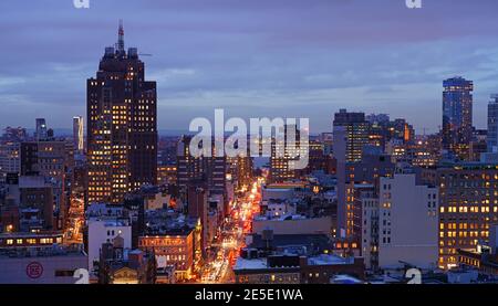 NEW YORK CITY, NY -1 FEB 2020- Nachtansicht der Skyline von Canal Street, Soho und Tribeca von Chinatown in Manhattan, New York City, Uni Stockfoto